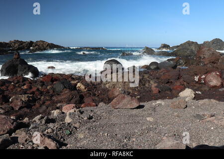 Forme d'onda colpendo la riva su una spiaggia dell'isola di Tenerife nelle isole Canarie Foto Stock