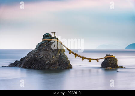 Meoto Iwa rocce, Futami, Prefettura di Mie, Giappone all'alba. Foto Stock