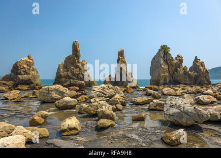 Kushimoto, prefettura di Wakayama, Giappone costa al Hashi-gui-iwa rocce. Foto Stock