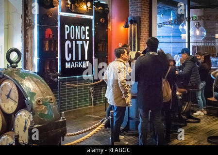 Gente radunata nella Central Food Court di Ponce città mercato di Atlanta, Georgia. (USA) Foto Stock