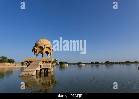 Gadi Sagar (Gadisar) il lago è una delle più importanti attrazioni turistiche in Jaisalmer, Rajasthan, India del Nord. Artisticamente scolpita templi e shrin Foto Stock