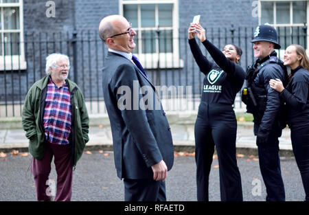 Andy Knott (Chief Executive Officer), Bill Oddie e membri della Lega contro la crudele Sport offrendo una petizione al 10 di Downing Street, XIX Decem Foto Stock