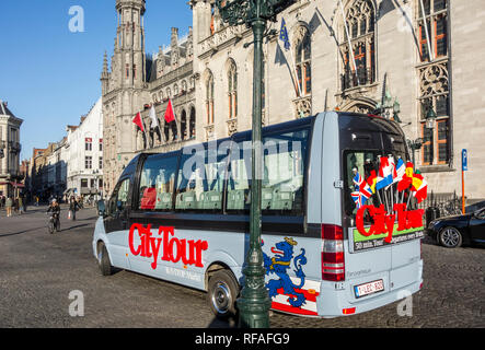 Tour della città di minibus per visite guidate viaggio nella parte anteriore del Provinciaal Hof / Provincia corte sulla piazza del mercato di Bruges, Fiandre Occidentali, Belgio Foto Stock