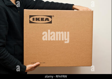 Uomo in possesso di un Ikea scatola di cartone Foto Stock