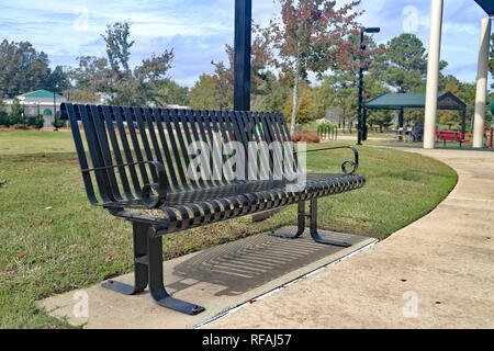 Vuoto sedile unico nel parco giochi con attrezzature sulla giornata di sole Foto Stock