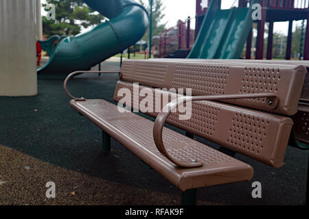 Vuoto sedile unico nel parco giochi con attrezzature sulla giornata di sole Foto Stock