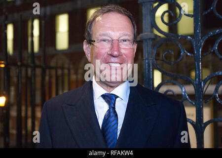 Richard Desmond lascia la High Court di Londra. Il 12 gennaio 2012. Foto Stock