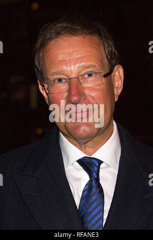 Richard Desmond lascia la High Court di Londra. Il 12 gennaio 2012. Foto Stock