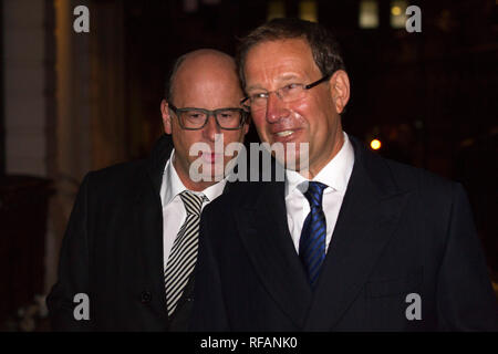 Richard Desmond lascia l Alta Corte dopo dando evidenza all'inchiesta Leveson a Londra. Il 12 gennaio 2012. Foto Stock