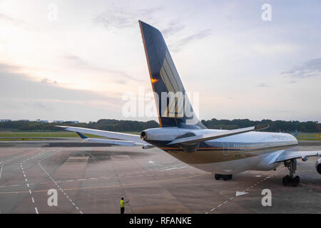 Singapore - Gennaio 2018: Singapore Airlines aereo sulla pista dell'Aeroporto Changi di Singapore. Singapore Airlines è la compagnia di bandiera compagnia aerea Foto Stock