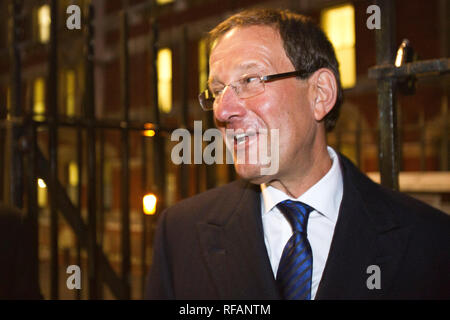 Richard Desmond lascia l Alta Corte dopo dando evidenza all'inchiesta Leveson a Londra. Il 12 gennaio 2012. Foto Stock