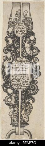 Pagina titolo, da Des ciondoli de Cleffs pour les femmes. Artista: Johann Theodor de Bry (Netherlandish, Strasburgo 1561-1623 Bad Schwalbach). Dimensioni: foglio: 3 5/8 x 1 1/8 in. (9,2 × 2,9 cm). Serie/Portfolio: Des ciondoli de Cleffs pour les femmes. Data: 1580-1600. Titolo pagina da una serie di cinque tavole di disegni pendente, con il titolo di letterati in francese e tedesco in un ovale al centro e la firma dell'artista in un cerchio al centro in alto. Il ciondolo ornamentali design include una varietà di creature del mare, un satiro, un grifone e un sphynx. Museo: Metropolitan Museum of Art di New York, Stati Uniti d'America Foto Stock