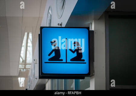 Sala di Preghiera icona e firmare in aeroporto per l'islam religione e di mulsim persone Foto Stock