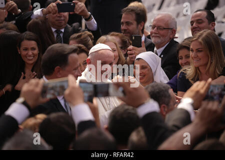 Panama City, Panama. 24 gen 2019. Papa Francesco (M) sorrisi durante la sua visita al Ministero degli Esteri di Panama. La trentaquattresima Giornata Mondiale della Gioventù verrà celebrata fino a domenica 27.01.2019 nella città di Panama. Credito: Mauricio Valenzuela/dpa/Alamy Live News Foto Stock