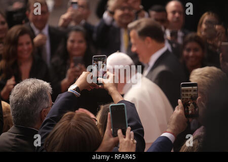 Panama City, Panama. 24 gen 2019. Cattolici credenti fotografia Papa Francesco come egli si reca presso il Ministero degli Affari Esteri di Panama. La trentaquattresima Giornata Mondiale della Gioventù verrà celebrata fino a domenica 27.01.2019 nella città di Panama. Credito: Mauricio Valenzuela/dpa/Alamy Live News Foto Stock