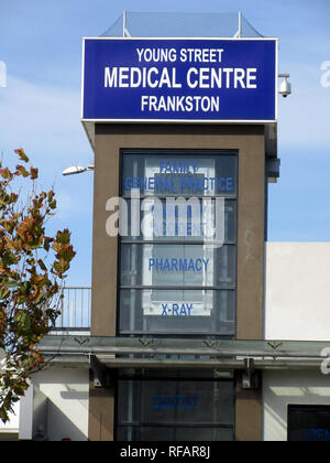 Frankston, Victoria, Australia. 12 feb 2014. Young street Medical Center in Frankston.Frankston viene spesso indicato come il gateway per la Penisola di Mornington - una penisola situata a sud-est di Melbourne, Victoria, Australia. Frankston è un outer-sobborgo di Melbourne essendo 55 km a sud-est della città di Melbourne centro. Credito: Keith Mayhew/SOPA Immagini/ZUMA filo/Alamy Live News Foto Stock