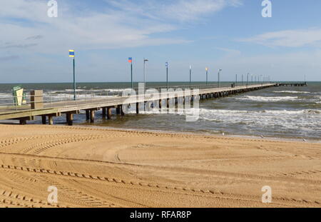 Frankston, Victoria, Australia. 13 Maggio, 2016. Vista della spiaggia. Frankston viene spesso indicato come il gateway per la Penisola di Mornington - una penisola situata a sud-est di Melbourne, Victoria, Australia. Frankston è un outer-sobborgo di Melbourne essendo 55 km a sud-est della città di Melbourne centro. Credito: Keith Mayhew/SOPA Immagini/ZUMA filo/Alamy Live News Foto Stock