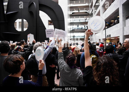 (190124) -- WASHINGTON, Gennaio 24, 2019 (Xinhua) -- i membri dell'Unione, i lavoratori federale e altri manifestanti hanno protestato contro la parziale chiusura del Governo il giorno 33 dell'arresto in Senato Hart Edificio per uffici a Washington D.C., gli Stati Uniti, il 23 gennaio, 2019. (Xinhua/Liu Jie) Foto Stock