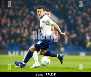 Londra, Inghilterra - 24 gennaio 2019. Tottenham Hotspur Harry Winks durante l Carabao Cup semi-finale 2 Gamba tra Chelsea e Tottenham Hotspur presso la Stanford Bridge stadium, Londra, Inghilterra il 24 Gen 2019 Credit: Azione Foto Sport/Alamy Live News Foto Stock