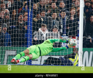 Londra, Inghilterra - 24 gennaio 2019 del Chelsea Kepa Arrizabalaga salva dal Tottenham Hotspur di Lucas Moura durante l Carabao Cup semi-finale 2 Gamba tra Chelsea e Tottenham Hotspur presso la Stanford Bridge stadium , Londra, Inghilterra il 24 Gen 2019 Azione di Credito Foto Sport FA Premier League e Football League immagini sono soggette a licenza DataCo. Solo uso editoriale. Nessuna stampa di vendite. Nessun uso personale di vendita. Nessun uso non retribuito Foto Stock