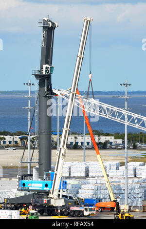 Port Canaveral, Florida. Stati Uniti d'America. Il 24 gennaio 2019. Il più grande gru mobile da porto in America è assemblato sulla banchina a Port Canaveral. Quando è completamente montata la Liebherr LHM 600 gru di proprietà dell'Canaveral Port Authority a gestire pesanti carichi, compresi i componenti dello spazio che arrivano al porto. Utilizzando due gru una gru locale azienda sollevato il braccio massiccia e attaccato alla torre. Quando è completamente assemblato è programmato per entrare in servizio nel secondo trimestre del 2019. Credito foto Julian Porro / Alamy Live News Foto Stock