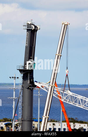 Port Canaveral, Florida. Stati Uniti d'America. Il 24 gennaio 2019. Il più grande gru mobile da porto in America è assemblato sulla banchina a Port Canaveral. Quando è completamente montata la Liebherr LHM 600 gru di proprietà dell'Canaveral Port Authority a gestire pesanti carichi, compresi i componenti dello spazio che arrivano al porto. Utilizzando due gru una gru locale azienda sollevato il braccio massiccia e attaccato alla torre. Quando è completamente assemblato è programmato per entrare in servizio nel secondo trimestre del 2019. Credito foto Julian Porro / Alamy Live News Foto Stock