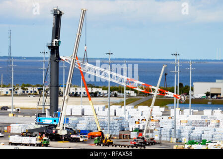 Port Canaveral, Florida. Stati Uniti d'America. Il 24 gennaio 2019. Il più grande gru mobile da porto in America è assemblato sulla banchina a Port Canaveral. Quando è completamente montata la Liebherr LHM 600 gru di proprietà dell'Canaveral Port Authority a gestire pesanti carichi, compresi i componenti dello spazio che arrivano al porto. Utilizzando due gru una gru locale azienda sollevato il braccio massiccia e attaccato alla torre. Quando è completamente assemblato è programmato per entrare in servizio nel secondo trimestre del 2019. Credito foto Julian Porro / Alamy Live News Foto Stock