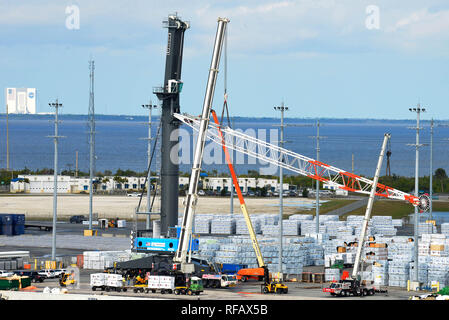 Port Canaveral, Florida. Stati Uniti d'America. Il 24 gennaio 2019. Il più grande gru mobile da porto in America è assemblato sulla banchina a Port Canaveral. Quando è completamente montata la Liebherr LHM 600 gru di proprietà dell'Canaveral Port Authority a gestire pesanti carichi, compresi i componenti dello spazio che arrivano al porto. Utilizzando due gru una gru locale azienda sollevato il braccio massiccia e attaccato alla torre. Quando è completamente assemblato è programmato per entrare in servizio nel secondo trimestre del 2019. Credito foto Julian Porro / Alamy Live News Foto Stock