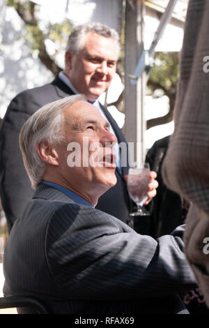 Joe Hockey, destra, dell'ambasciatore d'Australia agli Stati Uniti, pone con Texas Gov. Greg Abbott (in sedia a rotelle) durante la Grande si accoppia Australia-Texas barbecue presso la Residenza del Governatore. Abbott e Hockey ha lavorato per rafforzare i legami tra gli alleati a discutere di agricoltura e high tech prima di mangiare Vegemite australiana bruciate le estremità e HeartBrand Akaushi carni bovine. Foto Stock