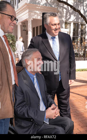 Joe Hockey, destra, dell'ambasciatore d'Australia agli Stati Uniti, pone con Texas Gov. Greg Abbott (in sedia a rotelle) e Texas Stato Sen. Jose Rodriguez durante il Grande si accoppia Australia-Texas barbecue presso la Residenza del Governatore. Abbott e Hockey ha lavorato per rafforzare i legami tra gli alleati a discutere di agricoltura e high tech prima di mangiare Vegemite australiana bruciate le estremità e HeartBrand Akaushi carni bovine. Foto Stock