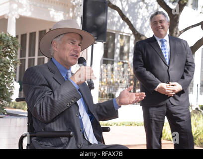 Austin, Texas, Stati Uniti d'America. 24 gen 2019. Ambasciatore Joe Hockey di Australia, r, ascolta come Texas Gov. Greg Abbott parla durante la Grande si accoppia Australia-Texas barbecue presso la Residenza del Governatore. Abbott sta indossando un bush australiano hat dato a lui come un dono. Credito: Bob Daemmrich/ZUMA filo/Alamy Live News Foto Stock