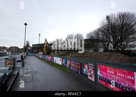 Edimburgo, Scozia, Regno Unito. Il 24 gennaio, 2019. Meadowbank Stadium nella capitale scozzese città viene demolita per far posto a nuove abitazioni e strutture sportive. Costruito sul sito della precedente Meadowbank nuovo e vecchio Meadowbank luoghi sportivi, è stato originariamente costruito per ospitare il 1970 Giochi del Commonwealth. Essa ha anche ospitato i Giochi nel 1986, diventando la prima sede per ospitare i giochi a due volte. Foto Stock