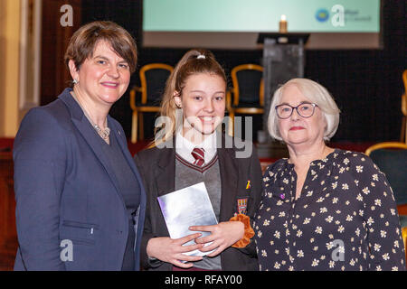 Municipio di Belfast, Belfast,UK 24 gennaio 2019.Primo Ministro dell'Irlanda del Nord Arlene Foster(a sinistra) Lagan College studente (centro) e Joan Salter MBE(a destra) presso il Memoriale dell'Olocausto evento della durata di un giorno a Belfast City Hall il 24 gennaio 2019 per contrassegnare 74 anni dalla liberazione del campo di concentramento di Auschwitz-Birkenau. Una singola candela è stata accesa nel ricordo e per concludere vi era il soffiaggio del shofar. Credito: Bonzo/Alamy Foto Stock