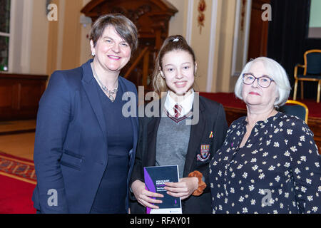 Municipio di Belfast, Belfast,UK 24 gennaio 2019.Primo Ministro dell'Irlanda del Nord Arlene Foster(a sinistra) Lagan College studente (centro) e Joan Salter MBE(a destra) presso il Memoriale dell'Olocausto evento della durata di un giorno a Belfast City Hall il 24 gennaio 2019 per contrassegnare 74 anni dalla liberazione del campo di concentramento di Auschwitz-Birkenau. Una singola candela è stata accesa nel ricordo e per concludere vi era il soffiaggio del shofar. Credito: Bonzo/Alamy Foto Stock