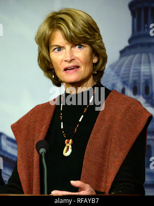 Stati Uniti il senatore Lisa Murkowski (Repubblicano dell'Alaska) conduce una conferenza stampa con noi il senatore Ben Cardin (Democratico del Maryland) e senatore degli Stati Uniti Chris Van Hollen (Democratico del Maryland) nel Campidoglio di Washington DC a seguito delle votazioni sulle due proposte per riaprire il governo sono stati votati e due di loro non è riuscito a ottenere i voti sufficienti per passare il giovedì, 24 gennaio 2019. Credito: Ron Sachs/CNP | Utilizzo di tutto il mondo Foto Stock