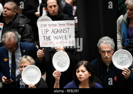 Pechino, USA. 23 gen 2019. Persone di partecipare a una manifestazione di protesta contro il governo l'arresto con il Senato Hart ufficio edificio sulla collina del Campidoglio di Washington, Stati Uniti, 23 gennaio, 2019. Lavoratori federale tenuto 33 minuti di silenziosa protesta qui, un minuto per ogni giorno la chiusura ha durato. Il record di arresto lungo ha colpito un quarto del governo federale, costringendo circa 420.000 " essenziale " per i dipendenti di lavorare senza pagare e 380.000 ad altri di prendere un congedo non retribuito. Credito: Liu Jie/Xinhua/Alamy Live News Foto Stock