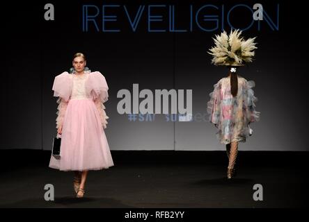 Madrid, Spagna. 24 gen 2019. Un modello presenta le creazioni realizzate da designer Reveligion durante la Madrid della Settimana della Moda a Madrid, Spagna, il 24 gennaio, 2019. Credito: Guo Qiuda/Xinhua/Alamy Live News Foto Stock