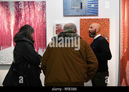 Milano, 24 Gennaio 2019 - Torna conveniente Art Fair, la fiera di arte contemporanea che negli anni ha conquistato il cuore dei milanesi, portando nelle loro case la bellezza, la creatività e le emozioni contenute nelle opere in vendita fino a 6.000 euro. Perdere in arte è lo slogan ed il fil rouge della edizione 2019, prevista per Superstudio PiÃ¹ dal 25 al 27 gennaio (inaugurazione il 24 sera su invito o di prevendita online), con la partecipazione di 85 gallerie provenienti da tutto il mondo. Tante nuove funzioni nel labirinto di spazio di convenienti Arte Fiera, perché a trovare te stesso sometim Foto Stock