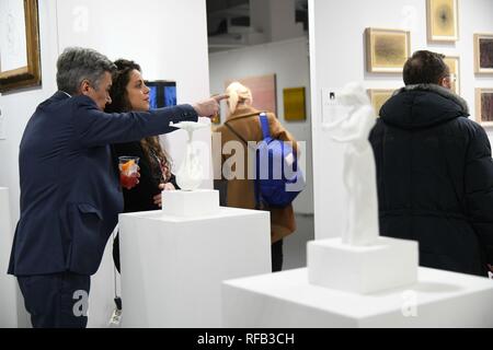 Milano, 24 Gennaio 2019 - Torna conveniente Art Fair, la fiera di arte contemporanea che negli anni ha conquistato il cuore dei milanesi, portando nelle loro case la bellezza, la creatività e le emozioni contenute nelle opere in vendita fino a 6.000 euro. Perdere in arte è lo slogan ed il fil rouge della edizione 2019, prevista per Superstudio PiÃ¹ dal 25 al 27 gennaio (inaugurazione il 24 sera su invito o di prevendita online), con la partecipazione di 85 gallerie provenienti da tutto il mondo. Tante nuove funzioni nel labirinto di spazio di convenienti Arte Fiera, perché a trovare te stesso sometim Foto Stock