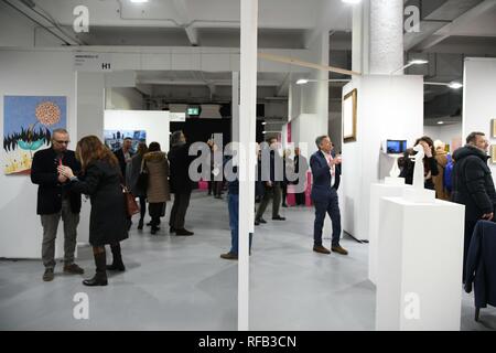 Milano, 24 Gennaio 2019 - Torna conveniente Art Fair, la fiera di arte contemporanea che negli anni ha conquistato il cuore dei milanesi, portando nelle loro case la bellezza, la creatività e le emozioni contenute nelle opere in vendita fino a 6.000 euro. Perdere in arte è lo slogan ed il fil rouge della edizione 2019, prevista per Superstudio PiÃ¹ dal 25 al 27 gennaio (inaugurazione il 24 sera su invito o di prevendita online), con la partecipazione di 85 gallerie provenienti da tutto il mondo. Tante nuove funzioni nel labirinto di spazio di convenienti Arte Fiera, perché a trovare te stesso sometim Foto Stock