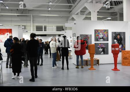 Milano, 24 Gennaio 2019 - Torna conveniente Art Fair, la fiera di arte contemporanea che negli anni ha conquistato il cuore dei milanesi, portando nelle loro case la bellezza, la creatività e le emozioni contenute nelle opere in vendita fino a 6.000 euro. Perdere in arte è lo slogan ed il fil rouge della edizione 2019, prevista per Superstudio PiÃ¹ dal 25 al 27 gennaio (inaugurazione il 24 sera su invito o di prevendita online), con la partecipazione di 85 gallerie provenienti da tutto il mondo. Tante nuove funzioni nel labirinto di spazio di convenienti Arte Fiera, perché a trovare te stesso sometim Foto Stock