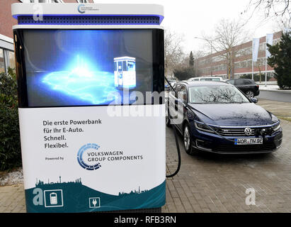 Salzgitter AG, Germania. 25 gennaio, 2019. Un auto elettrica viene caricato ad una banca di potenza in VW impianto. Sul suo modo di e-mobility, il produttore di automobili Volkswagen fasciante è lo sviluppo e la produzione di batterie grazie al riciclaggio nella sua nuova divisione componenti. La divisione comprende 61 piante del componente con 80.000 dipendenti in 47 sedi, che fabbrica motori e trasmissioni, per esempio. Secondo la Volkswagen, la divisione è uno dei più grandi del mondo fornitori automobilistici. Credito: Holger Hollemann/dpa/Alamy Live News Foto Stock