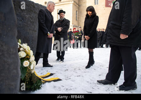 Stuttgart, Germania. 25 gennaio, 2019. Muhterem Aras (Bündnis 90/Die Grünen, r), il presidente del parlamento dello Stato di Baden-Württemberg, si distingue per le vittime del Nazionalsocialismo presso il memoriale per le vittime del socialista nazionale tirannia durante la commemorazione ora del parlamento dello Stato di Baden-Württemberg. Sulla sinistra è Joachim Stein, membro del consiglio di amministrazione di Weissenburg e.V. Zentrum LSBTTIQ Stoccarda. Credito: Sebastian Gollnow/dpa/Alamy Live News Foto Stock