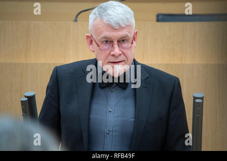 Stuttgart, Germania. 25 gennaio, 2019. Joachim Stein, membro del consiglio di amministrazione di Weissenburg e.V. Zentrum LSBTTIQ Stuttgart, parla per le vittime del Nazionalsocialismo durante la commemorazione ora del parlamento dello stato di Baden-Württemberg. Credito: Sebastian Gollnow/dpa/Alamy Live News Foto Stock