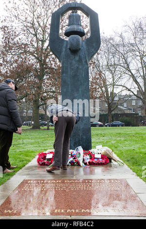 London , REGNO UNITO. Il 25 gennaio 2019. Sindaci da Londra e da rappresentanti di gruppi memorial lay ghirlande e fiori presso il Memoriale dell'Olocausto Tree sovietica e Memoriale di guerra al di fuori dell'Imperial War Museum di Londra. Credito : George Wright Cracknell/Alamy Live News Foto Stock