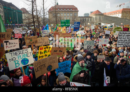 Berlino, Germania. 25 gennaio, 2019. Gli alunni e gli studenti dimostrano insieme con poster e insegne contro la produzione di energia da carbone e per una politica energetica sostenibile di fronte al Ministero Federale dell'economia e dell'energia. Credito: Gregor Fischer/dpa/Alamy Live News Foto Stock