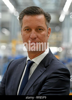 Salzgitter AG, Germania. 25 gennaio, 2019. Thomas Schmall, Presidente del Consiglio di Amministrazione del Gruppo Volkswagen componenti, sorge in una sala di produzione presso l'impianto di VW a Salzgitter. La divisione comprende 61 piante del componente con 80.000 dipendenti in 47 sedi, che fabbrica motori e trasmissioni, per esempio. Secondo la Volkswagen, la divisione è uno dei più grandi del mondo fornitori automobilistici. Credito: Holger Hollemann/dpa/Alamy Live News Foto Stock