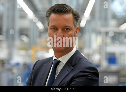 Salzgitter AG, Germania. 25 gennaio, 2019. Thomas Schmall, Presidente del Consiglio di Amministrazione del Gruppo Volkswagen componenti, sorge in una sala di produzione presso l'impianto di VW a Salzgitter. La divisione comprende 61 piante del componente con 80.000 dipendenti in 47 sedi, che fabbrica motori e trasmissioni, per esempio. Secondo la Volkswagen, la divisione è uno dei più grandi del mondo fornitori automobilistici. Credito: Holger Hollemann/dpa/Alamy Live News Foto Stock