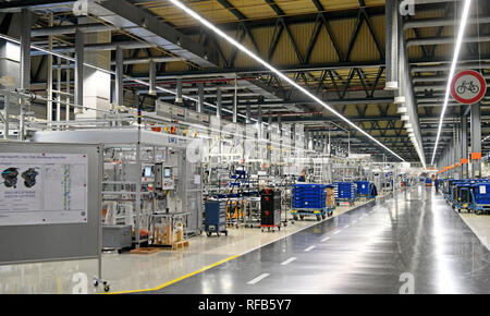 Salzgitter AG, Germania. 25 gennaio, 2019. Una sala di produzione presso l'impianto di VW a Salzgitter. La Volkswagen Divisione Componenti include il componente 61 piante con 80.000 dipendenti in 47 sedi, che fabbrica motori e trasmissioni, per esempio. Secondo la Volkswagen, la divisione è uno dei più grandi del mondo fornitori automobilistici. Credito: Holger Hollemann/dpa/Alamy Live News Foto Stock