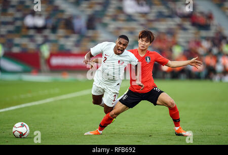 Abu Dhabi, negli Emirati Arabi Uniti. 25 gen 2019. Kim Jin-su di Corea del Sud la formazione di incrostazioni R'"-R" del Qatar durante la Corea v Qatar all'Zayed Sport City Stadium di Abu Dhabi, Emirati arabi uniti, AFC Asian Cup, Asian campionato di calcio. Ulrik Pedersen/CSM. Credito: Cal Sport Media/Alamy Live News Foto Stock